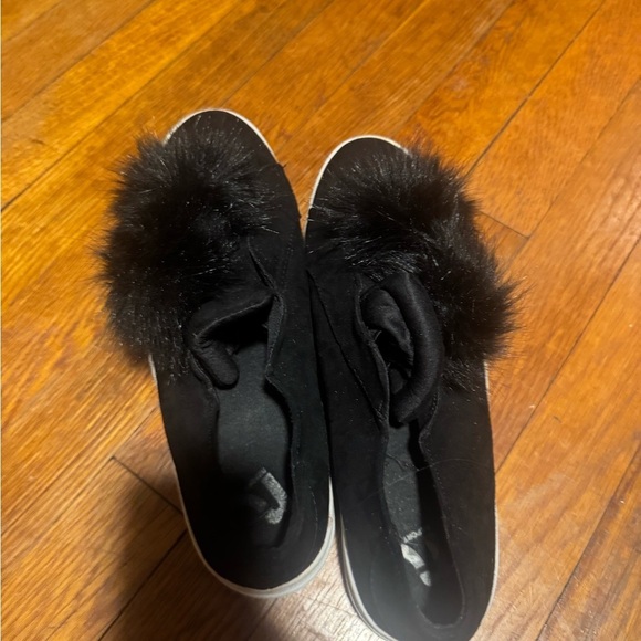 Elegant Black Fur-Trimmed Women's Shoes - Picture 1 of 3
